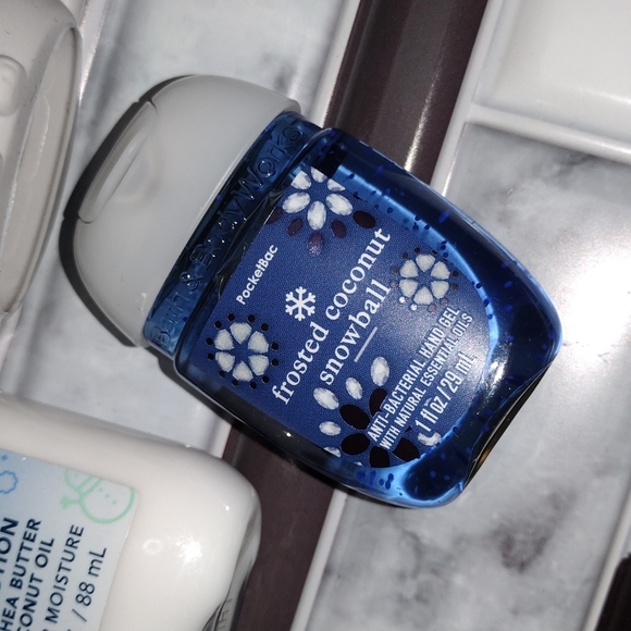B&BW Frosted Coconut Snowball Hand Cream Pocketbac Body Lotion Seasonal Set NWT - Picture 4 of 8
